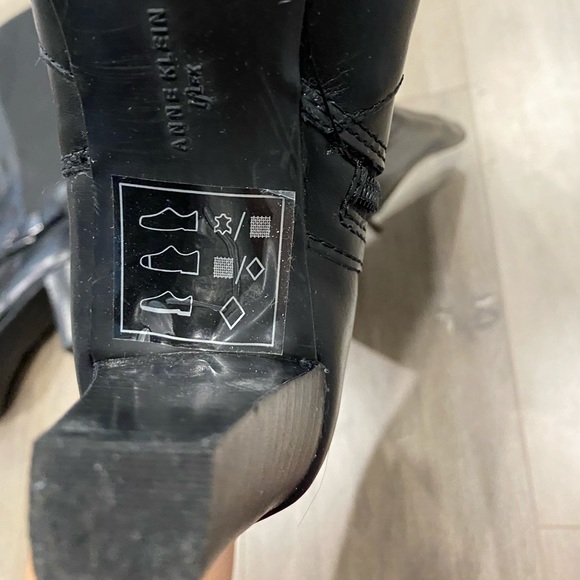 Anne Klein Akgael Black Leather Zip Boots - size 7 - Picture 5 of 5
